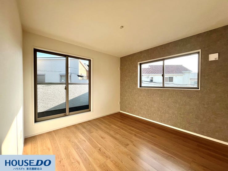 一面に配したアクセントクロスが、お部屋に洗練された印象を与えます。二面採光により明るさと通風を確保。クローゼットも備わっており、デザイン性と実用性を兼ね備えた、心地よく過ごせるプライベート空間です。