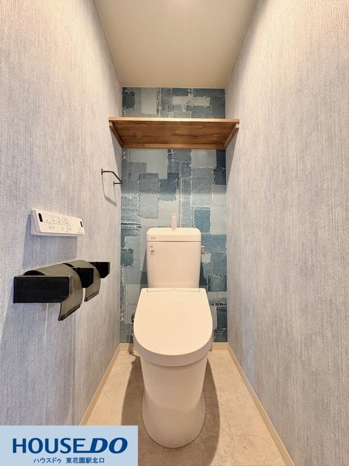 デニムパッチワーク風のアクセントクロスが目を引く、遊び心のあるおしゃれなトイレです!温水洗浄便座やペーパーを2個置けるホルダーを完備。上部には収納棚もあり、ストック類をすっきり片付けられます☆