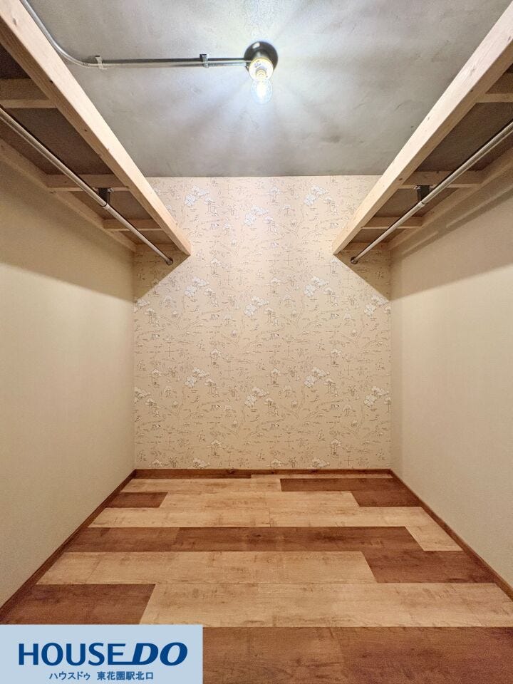 奥には衣服をハンガーのまま大量に掛けられる、広いウォークインクローゼットを配置しています!両サイドにパイプハンガーと上部棚があり、季節ものの衣類や大きめの荷物も一箇所にすっきりまとめられます☆
