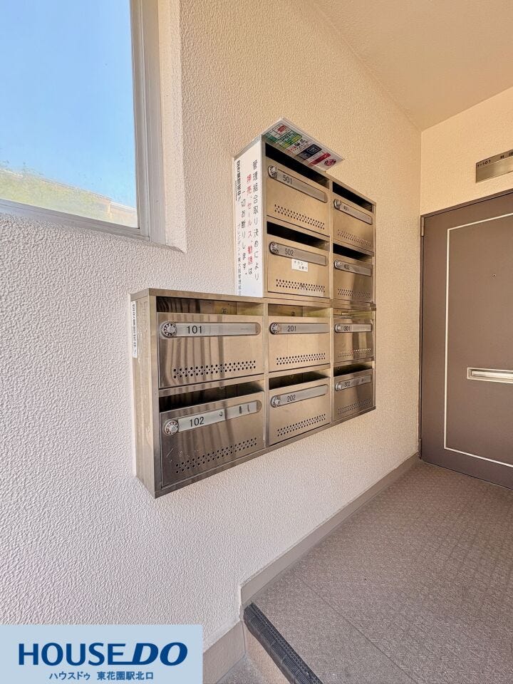 エントランスには部屋ごとに分かれたダイヤル錠付きの集合ポストを完備!防犯や勧誘対策の注意書きも掲示されており、管理組合の丁寧な目が行き届いている様子が伺えます。毎日の郵便物の確認もスムーズです♪
