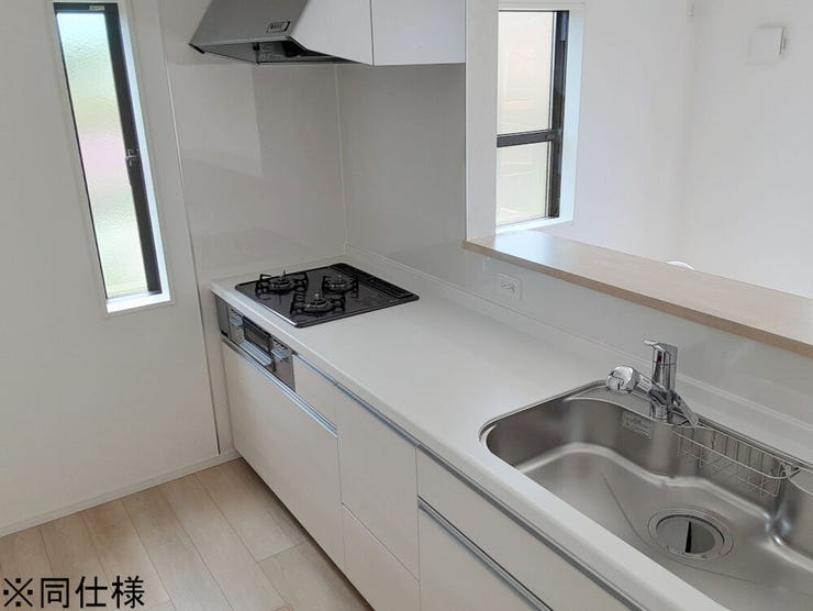 ※同仕様
◎現地案内予約受付中!◎
熱や汚れに強くお手入れも簡単なステンレストップ。表面に傷がつきにくい、エンボス加工を施しています♪