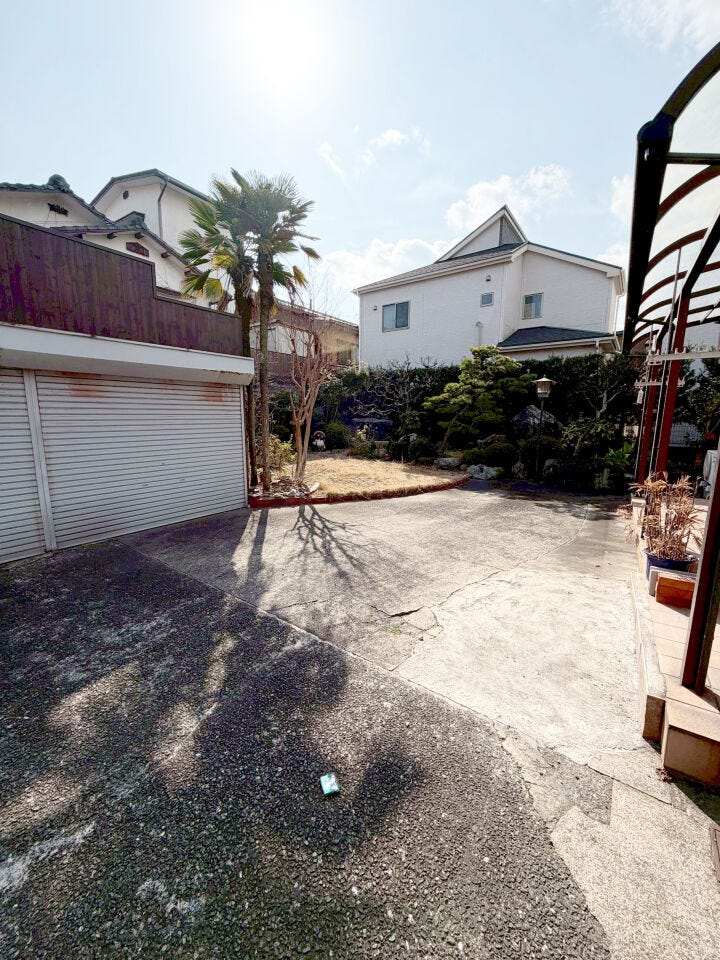 小倉北区高尾 中古戸建て♪駐車場4台分♪南小倉中学校まで徒歩約7分♪コンビニまで徒歩約2分で買物便利