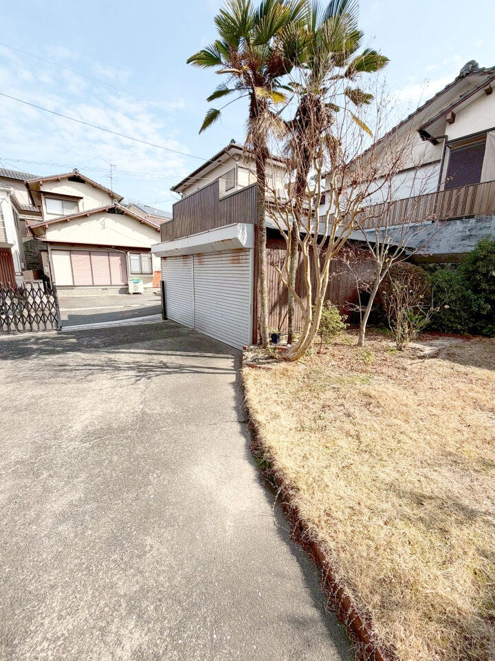 小倉北区高尾 中古戸建て♪駐車場4台分♪南小倉中学校まで徒歩約7分♪コンビニまで徒歩約2分で買物便利