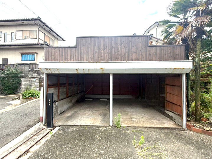 小倉北区高尾 中古戸建て♪駐車場4台分♪南小倉中学校まで徒歩約7分♪コンビニまで徒歩約2分で買物便利