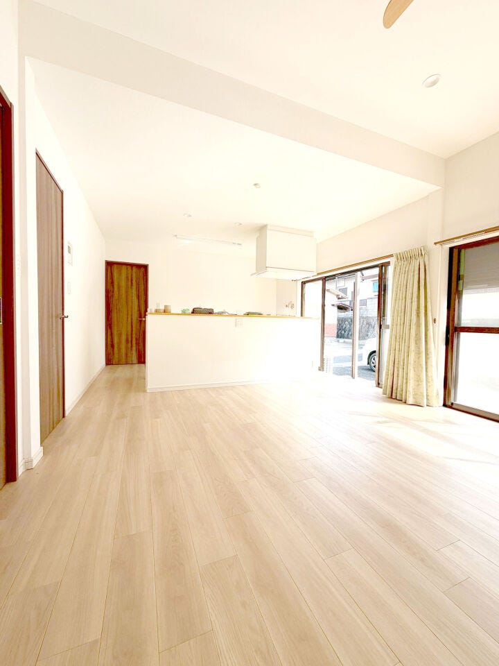 小倉北区高尾 中古戸建て♪駐車場4台分♪南小倉中学校まで徒歩約7分♪コンビニまで徒歩約2分で買物便利