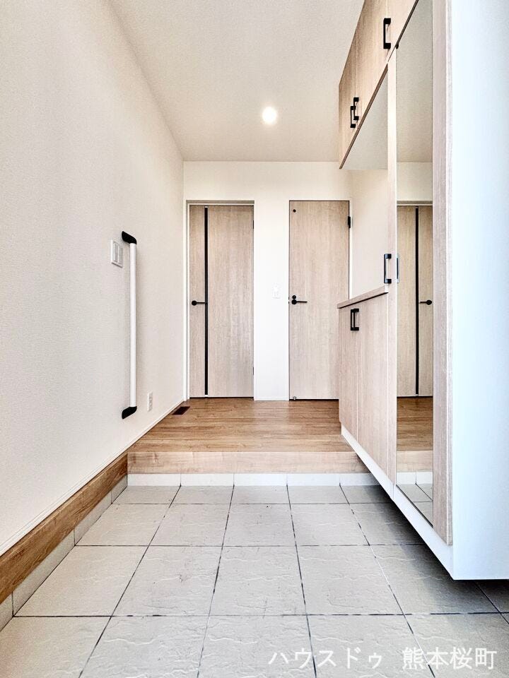 ■□■「しまう」が叶える、美しい玄関■□■大容量のシューズボックスがあることでいつも整理された、気持ちの良い「家の顔」を保てます。