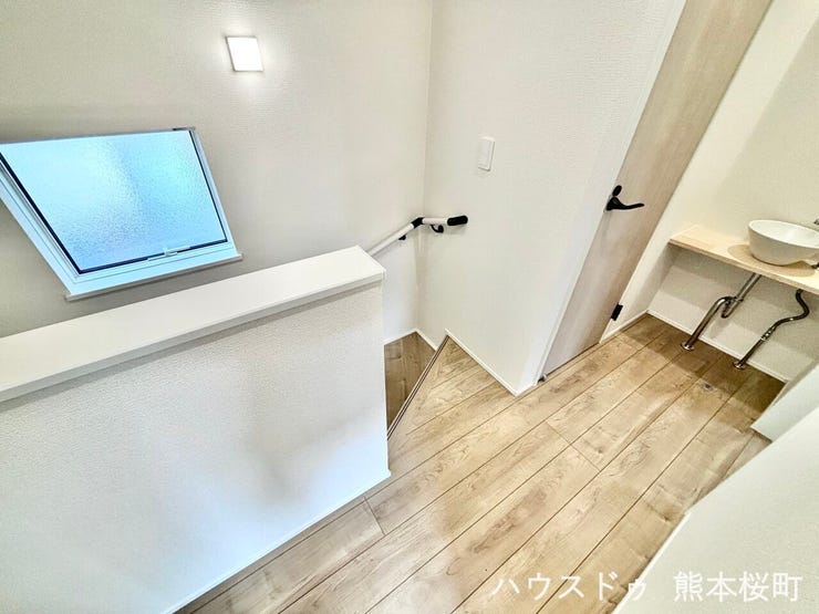 ■□■暮らしを繋ぐ、明るい動線■□■採光窓から光が差し込み、足元を優しく照らす。安全で快適な、家族の生活を支える縦の繋がりです。