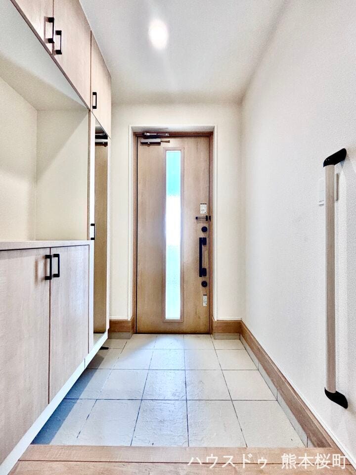 ■□■「ただいま」の安堵をくれる場所■□■訪れる人を迎え入れ、帰るたびにホッと一息つける、明るく機能的なエントランス。