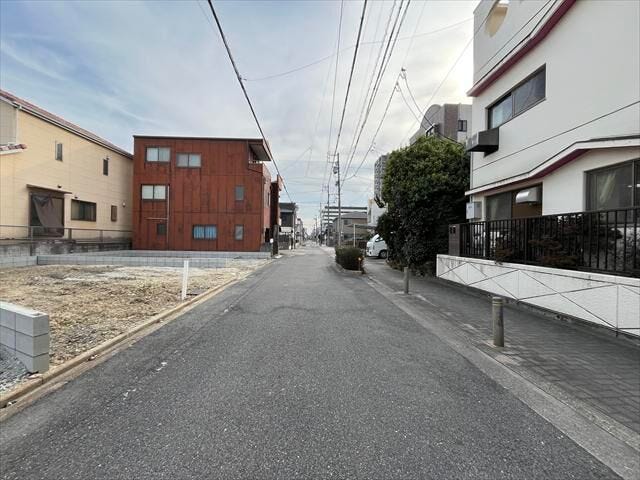 西側前面道路は一方通行ということもあり、車の通りも多くなく駐車がしやすいです。 道路の向かいに「箱舟保育園」があります。
(2026年2月10日撮影)