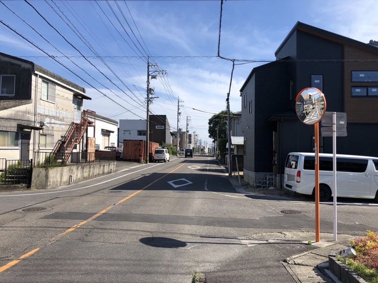 ◇前面道路◇
東側の前面道路は約10mです。圧迫感がなく、街並みが開放的です。車2台がすれ違っても安心な幅ですので、大きな車をお持ちの方も駐車に困らなそうですね。