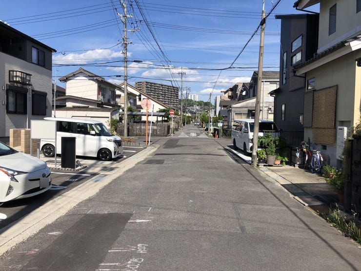 ◇前面道路◇
北側の道路幅はゆとりある約6.0m。車2台が安心してすれ違うことのできる幅です。事故率や歩行者の安全性、騒音などを考えると程よい幅なのではないでしょうか。