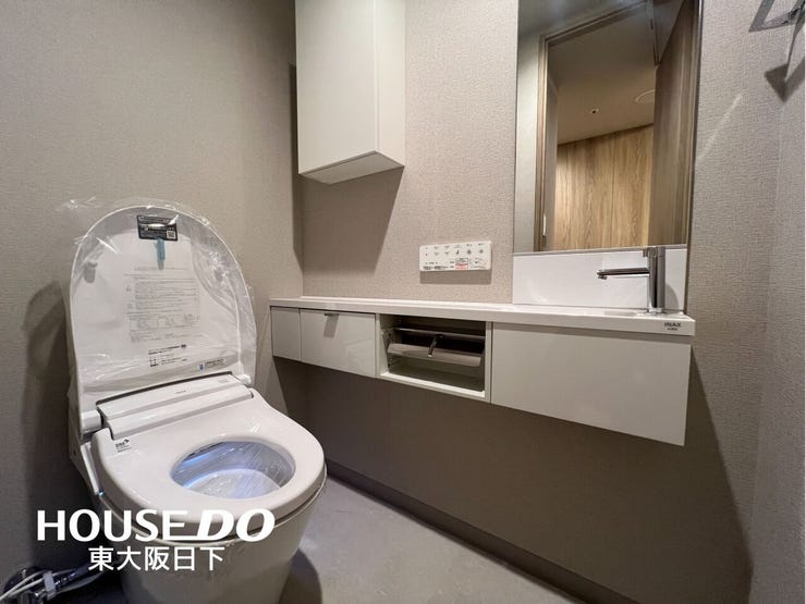 トイレ:温水洗浄便座+手洗い器付きです。リモコンにて、洗浄の強さ・位置などを調整いただけます!