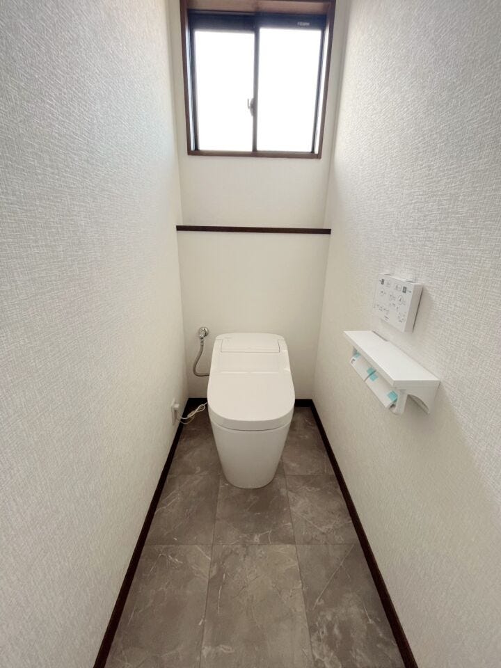 2階トイレもタンクレストイレになっています。