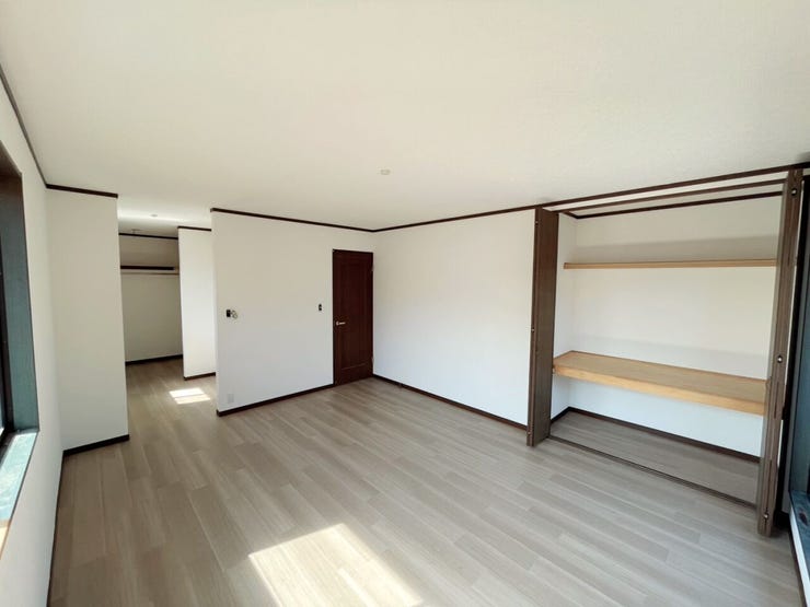 10帖の広々とした主寝室には、収納スペースも十分に確保されています。