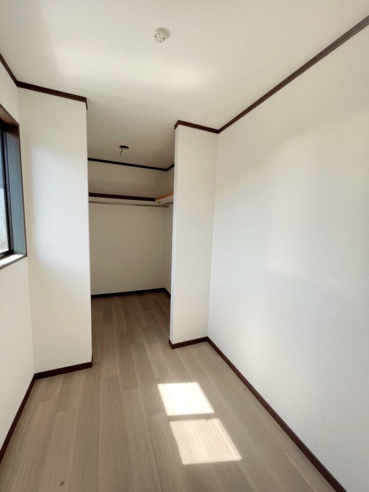 主寝室の収納スペースも大容量です。
書斎スペースと
ウォークインクローゼットつきです。