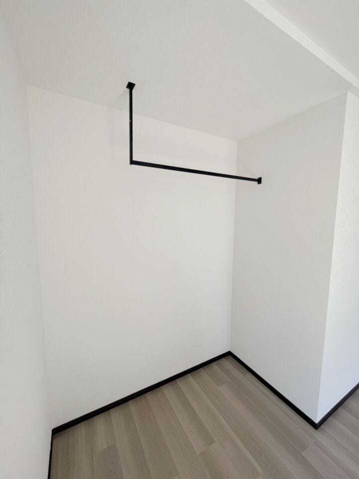 1階リビングには洋服を収納できるスペースも確保されています。