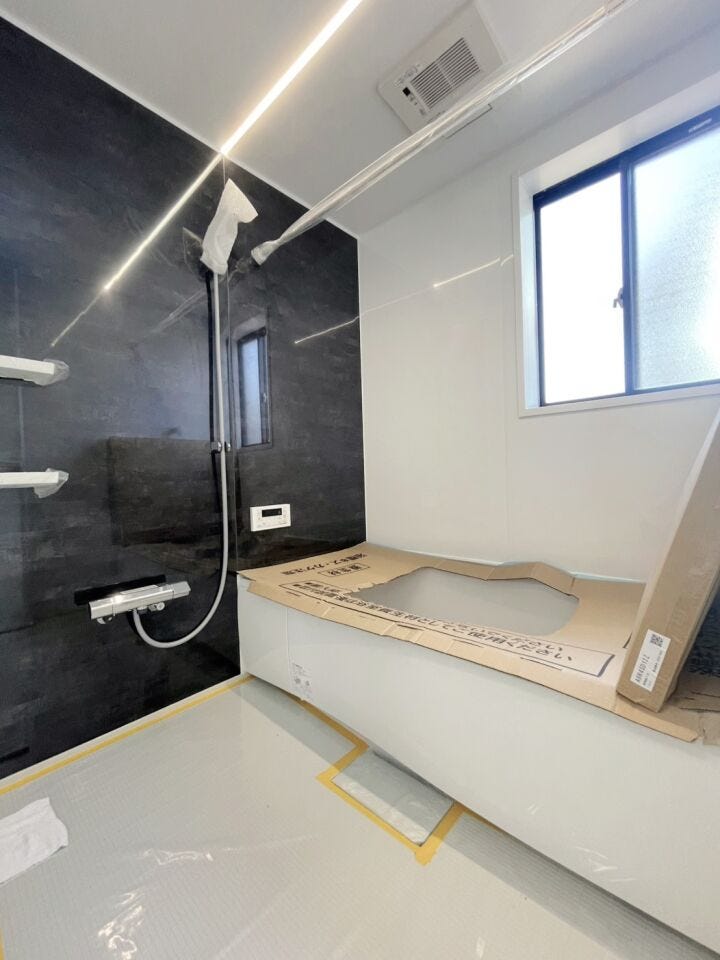 新品のシステムバス。
調光機能つきのライトなので
好みの雰囲気でバスタイムを楽しめます。