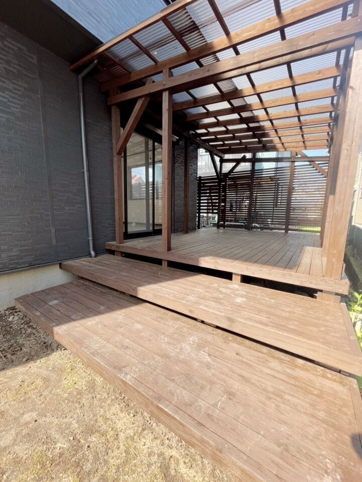 広々ウッドデッキでは
BBQも可能です。
屋根つきで、洗濯物も干せます。急な雨でも安心です。