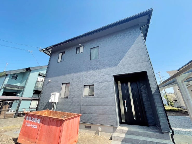 玄関ドアも新品交換済みです。