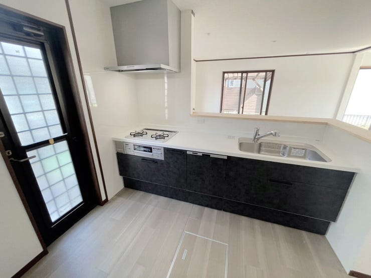 新品のキッチンで浄水器と食洗器もついています。
カウンターキッチンでリビングの様子を見ながら料理が楽しめます。