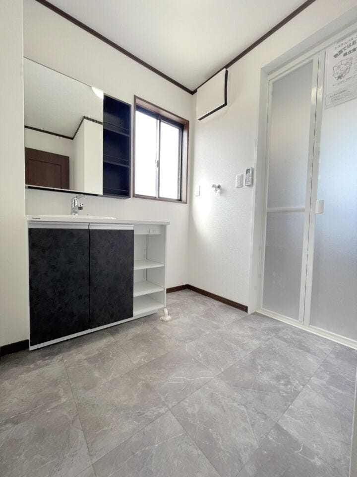 お洒落な新品洗面台は収納も豊富です。
タオル置き場までついています。