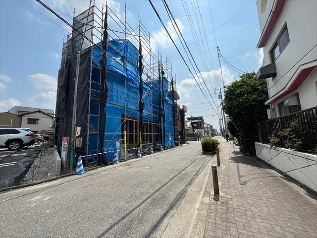 西側前面道路は一方通行ということもあり、車の通りも多くなく駐車がしやすいです。 道路の向かいに「箱舟保育園」があります。北隣には、コインパーキングがあり、来客の際の駐車場も近くて安心。