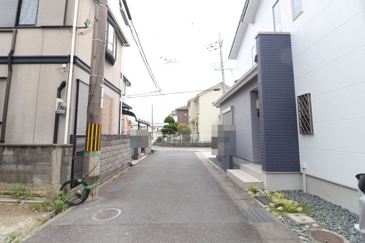 周辺は交通量が少なく、小さなお子様がいらしても安心。とっても静かな環境です。(2026年6月15日撮影)