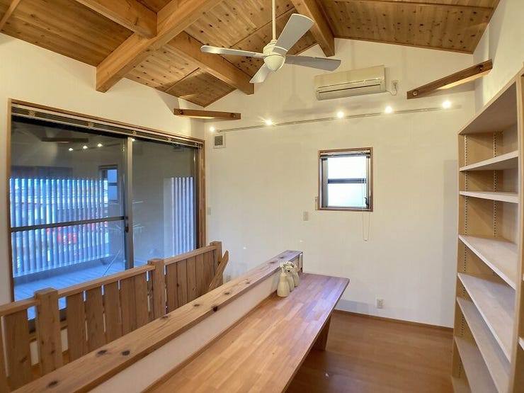 建物(1):2階ホール。カウンターや棚があります。2階テラスへ出られます。