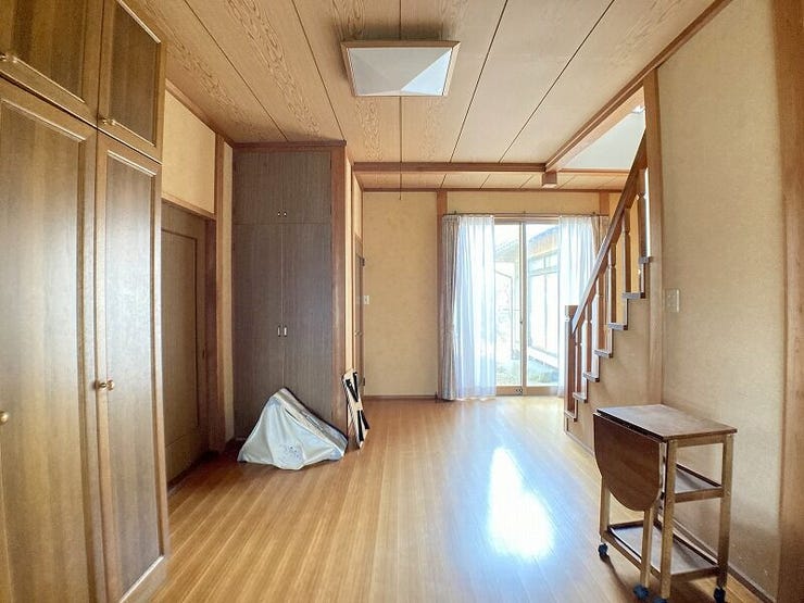 建物(2):玄関ホール。お庭を囲む造りです。