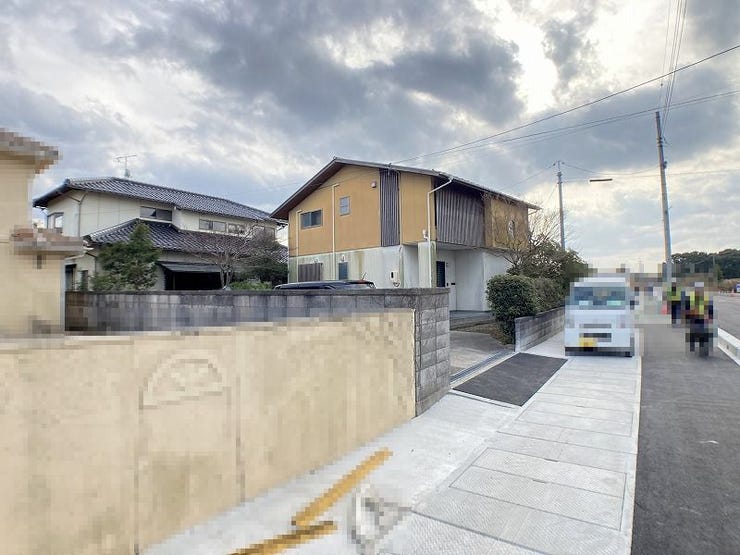 【外観】
道路側が建物(1)、奥の2階建が建物(2)になります。建物(2)の裏に写真では見えませんが2階建の物置があります。