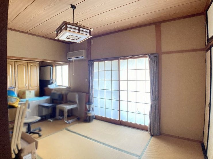 建物(2):玄関左手、板間のある6帖和室