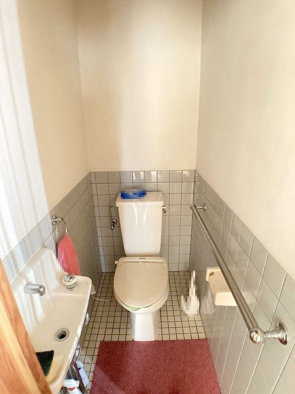 建物(2):南東側6帖和室の隣にあるトイレ