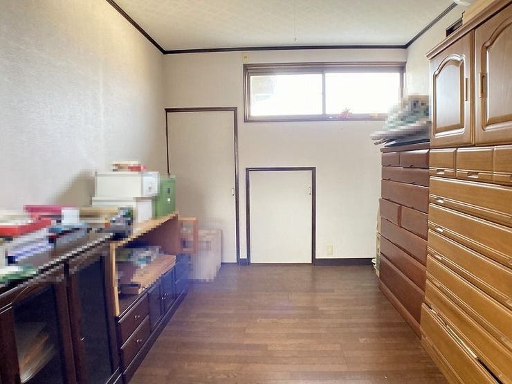 建物(2):2階真ん中にある洋室