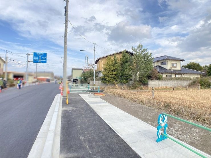 前面の道路は広々としていて開放感が感じられます。