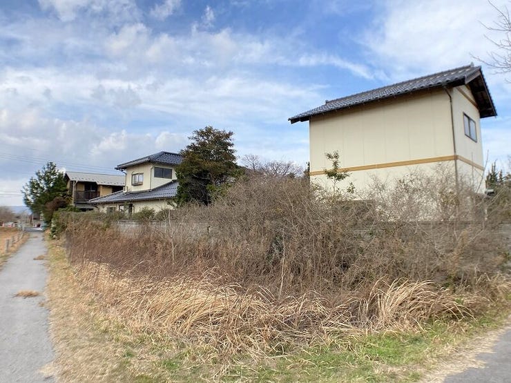 敷地南東側より撮影。手前より物置、H5年築2階建、H20年築2階建。