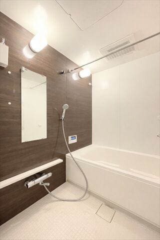 明るくのびのびと入浴できる浴室。
浴室乾燥機付きなので雨の日のお洗濯物干し場に困る事もなさそうです。
しっかりと換気ができるのも嬉しいですね。