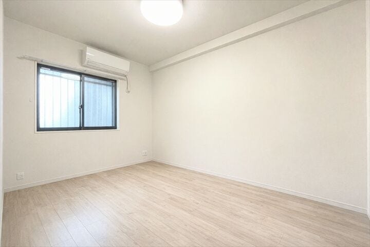 ゆとりの広さを確保しています。
ダブルのベットを置いても余裕があるため、主寝室として使うことも出来ますね。