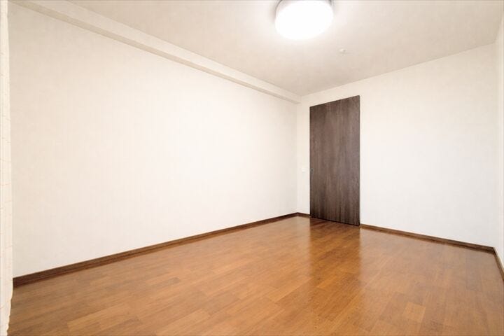 壁が白いのでプロジェクターを設置して映画やYouTubeなど楽しめます♪
部屋がおしゃれなシアタールームのように変身◎