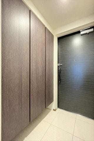 玄関には収納棚が設置されています。
家族全員分の靴など片付けておけるので
スッキリとした空間を保てます◎