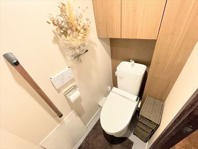 シンプルで落ち着いた雰囲気のトイレ。
ウォシュレット機能を完備。
操作パネルが壁付けになっているので正面から見たときにスリムに見えます。