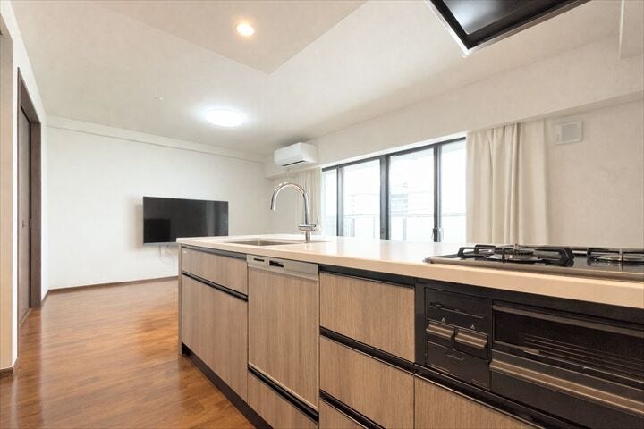 キッチンとリビングダイニングの距離が近いので料理しながら家族との会話も弾みそう♪
ゆとりのワークトップで配膳用のお皿を並べながらの調理もできそうですね。