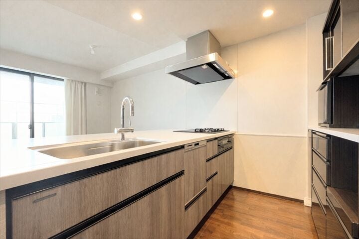 調理動線を考慮したシステムキッチンで、快適にお料理ができます。
まっすぐに伸びた水平ラインが美しく無駄の無い空間を演出しています。