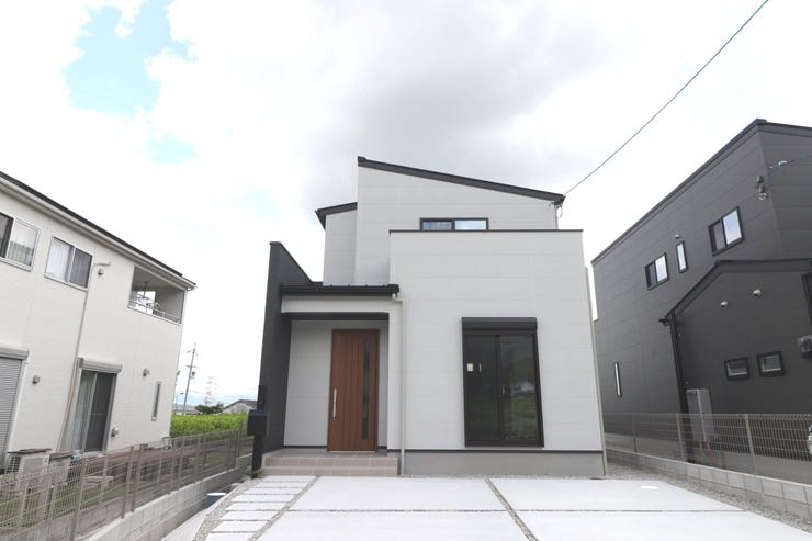 【外観】
【ハウスドゥ施工物件】白を基調としたさわやかな印象の外観に仕上がりました。18帖の広々リビングを是非ご覧ください!