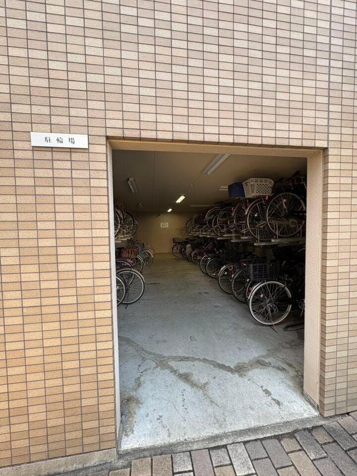 雨でも安心な屋内駐輪場も完備