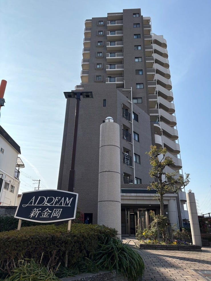 【外観】
南向きで陽当たりも良好♪
徒歩圏内にスーパー、薬局、飲食店、スーパー銭湯があるので住環境も◎