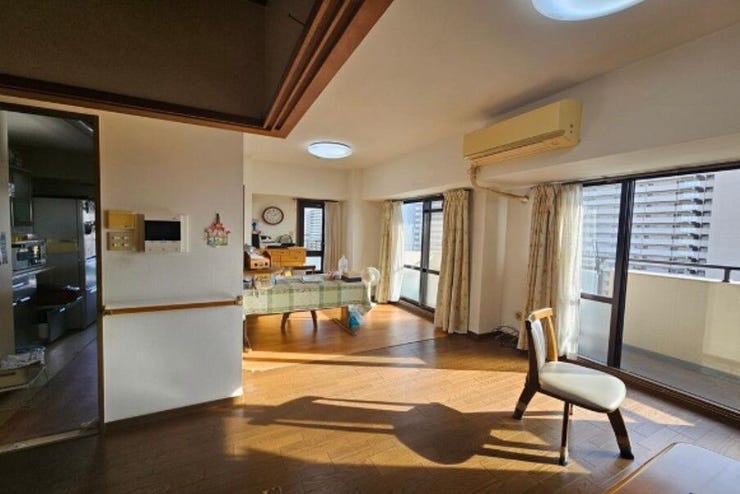 16.2帖のLDKは2面の大きな窓があり広々♪床暖房も嬉しいポイント♪