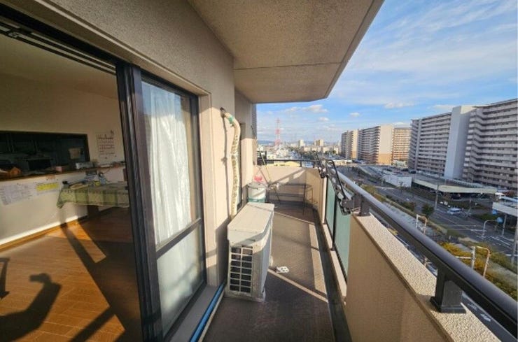 陽ざしを遮る高層建物がなく開放的なバルコニー