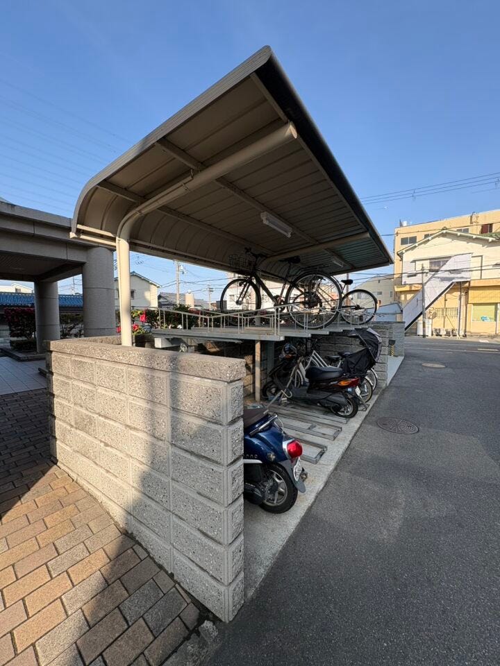エントランス横に駐輪場があり大型バイクも置けます