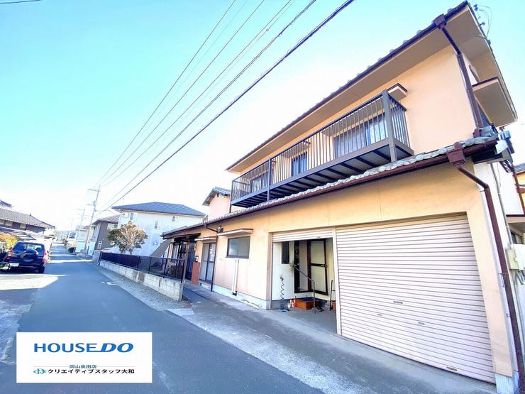 【外観】
シャッター付きの車庫なので、大事な車も雨風がしのげます(*^^*)
