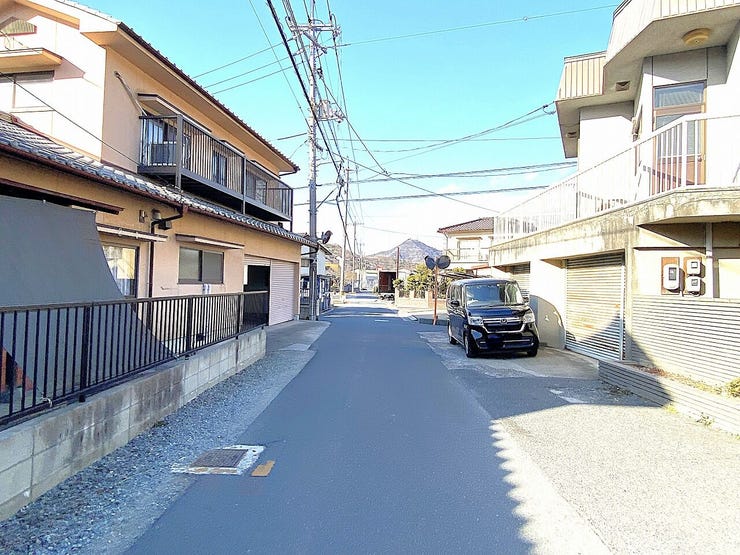 地域のみんなで道路を出し合って広い道路を作っているので、大きい車でも運転しやすいです☆